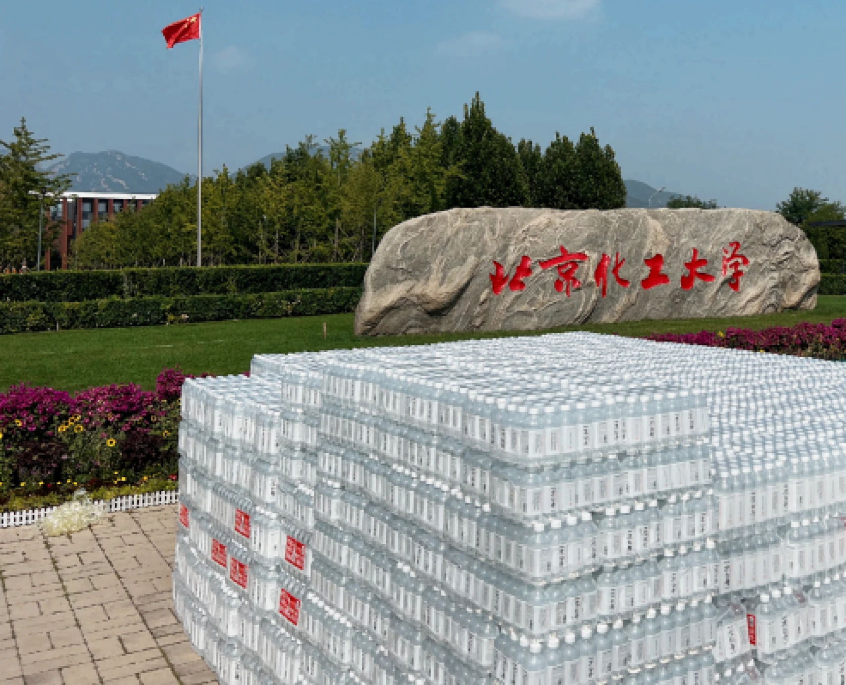 特殊时期物资赞助

特殊时期，我们不退场。
在校园封闭管理期间，麦叔启动应急保供程序，确保日用品、保障性商品不断档，积极捐赠物资，成为师生信赖的校园补给站。