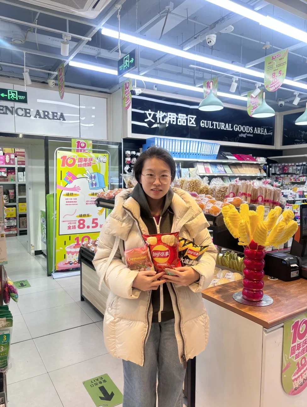 中奖绝缘体在麦叔翻身了
作为一名苦哈哈的研究生，实验室就是我的第二个家。数据跑不出来、论文改了又改，每天的日常就是反复仰卧起坐般的焦虑。对我来说，唯一的情绪疏散口，就是溜去麦叔铺子，用一瓶小饮料和一个新出的零食，给高压的生活按个暂停键。
麦叔就像我科研路上的“最佳补给站”，永远在那里等我。
我这人还有个毛病，就是“大馋丫头”本馋！永远在探究新美食，永远在追最新的活动。前几天看到麦叔十周年的抽奖，毫不犹豫就冲了！你们能懂吗？作为一个传说中的“中奖绝缘体”，连实验室抽纸巾都没中过的我，居然被耳机砸中了！ 感觉这十年的“霉运”都被麦叔一次性治愈了
今天终于去领到了心心念念的奖品，顺便赶上了我关注已久的十周年满减活动，抱走了一堆精神食粮！摸着兜里的耳机，看着手里的零食，突然觉得科研路上也没那么焦虑了。
谢谢麦叔十年的陪伴，陪我熬过每一个抓耳的夜晚。下一个十年，我们还要一起进步，一起“加餐”！